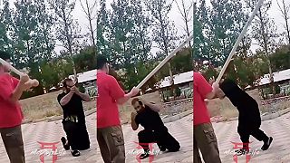 video Veľmajster prítomným tvrdil, že sa vyhne útoku aj so zavretými očami