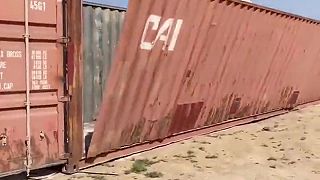 video Recyklácia lodných kontajnerov v Pakistane, z plechu vyrábajú dôležité nástroje