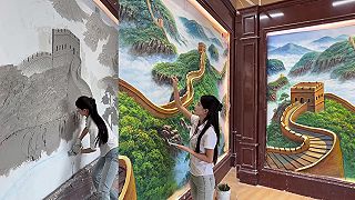 video Čínska kráska vytvára na stenách nádherné maľované reliéfy