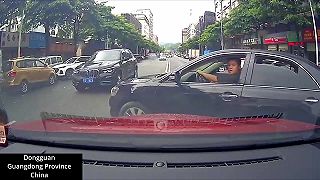 video Otáčať sa cez dvojitú plnú čiaru? (Čína)