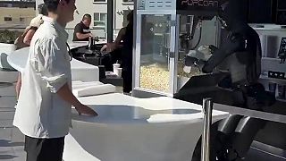 video Robot Tesla Optimus vie už aj vtipkovať