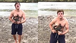 video Chcel vyskúšať, ako silno mu dokáže stisnúť krab bradavku