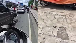 video Motorkár zdvorilo pustil ženu, tá to však oľutovala