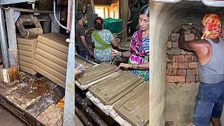 video Pohľad na výrobu pálenej červenej škridle v indickej manufaktúre