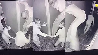 video Zábavný moment s DLHÁŇOM v úplnej tme v dome hrôzy