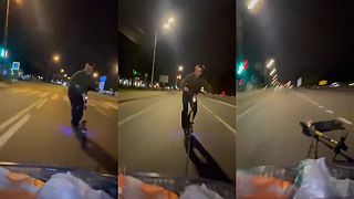 video Mladíci dostali skvelý nápad, kamaráta na kolobežke ťahali za autom