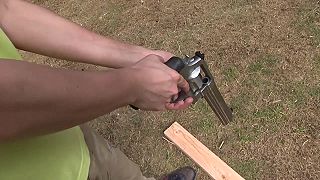 video Keď strieľa z revolveru S&W M500 amatér