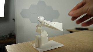 video Flexibilná štruktúra vytvorená na 3D tlačiarni, ktorej koniec fixuje jeden bod