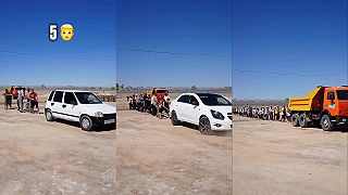 video V Uzbekistane sa ľudia preťahovali s autami