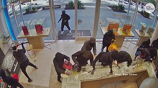 video Masové rabovačky sú v USA čoraz častejšie, teraz ukradli šperky za 1 milión