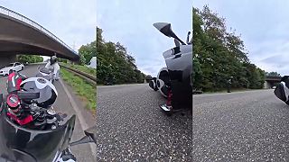 video Príliš pridal a vrazil do kamaráta, jeho motorka pokračovala v jazde