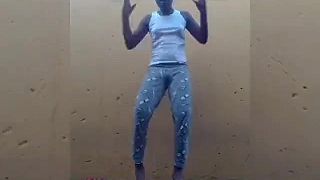 video Vysvetlil jej, že je príliš mladá na to, aby sa natáčala