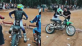 video Frigov syn sa dal na motokros