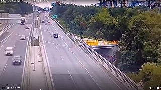 video „Pretekár” sa ponáhľal z Kauflandu, preletel cez zvodidlá na D2 a zahynul