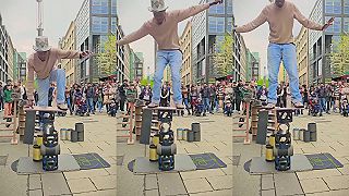 video Na tomto udržať rovnováhu, to je fakt frajerina (pouličný umelec)