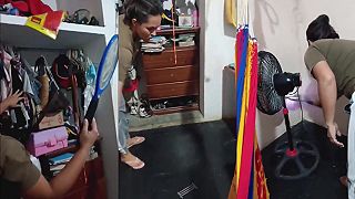 video Pred spaním najprv musím raketou pozabíjať všetky komáre!