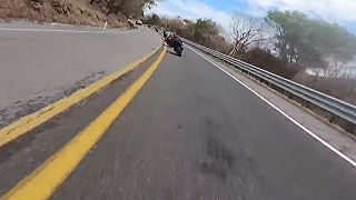 video Do zákruty šli rýchlosťou viac ako 150 km/h, na konci ich čakalo prekvapenie