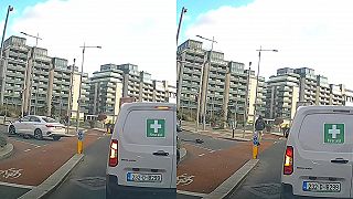 video Mladík na e-kolobežke si to rúbal po cyklochodníku, ktorý križoval cestu