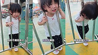 video Mama, pomôž mi, mám zaseknutú hlavu!