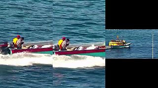 video Dvaja DEBILI mali v rukách MOBILY