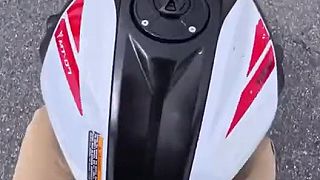 video Jazdiť na motorke so zle uzatvorenou nádržou nie je najlepší nápad