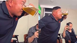 video Číňan sa naučil piť pivo cez nos