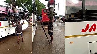 video Normálne naložím motorku na hlavu a dáme ju hore na strechu