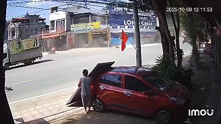 video Nákladnému autu strelila pneumatika, disk takmer zasiahol muža na chodníku