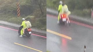 video Neviem, či to bol dobrý nápad ísť v takomto vetre na skútri