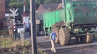 video Na železničnom priecestí sa mu odpojil traktorový príves (Belgicko)