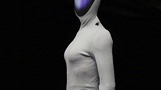 video Čínska spoločnosť Xpeng predstavila humanoidného robota so syntetickou kožou