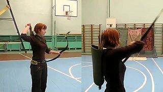 video Nasťa sa v telocvični učí rýchlostreľbu s lukom