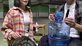 video Japonské muzikálne duo používa nevšedné hudobné nástroje