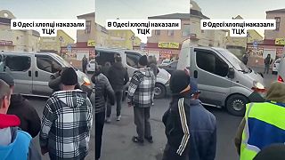 video V Odese na Ukrajine miestni obyvatelia zbili príslušníkov náborového centra