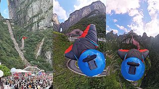 video Návštevníkov „brány do neba” na hore Tianmen uchvátil okrídlený basejumper
