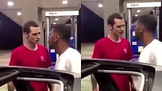 video Satanov syn v červenom tričku skočil do nesprávneho (NESER KOHO NEPOZNÁŠ)