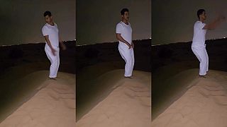 video Mohamed skúšal na piesočnej dune salto vzad