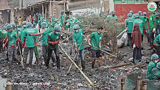 video V Bangladéši sa rozhodli vyčistiť extrémne znečistenú rieku