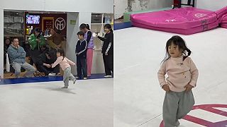 video Malé čínske dievčatko má neskutočné akrobatické schopnosti