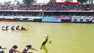 video Parádne zábery z pretekov dračích lodí v Indonézii