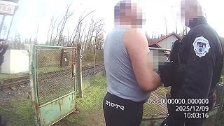 video Opitý psychopat sa vyhrážal policajtke znásilnením