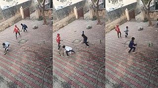 video Zábavná hra pre troch s prázdnymi fľaškami