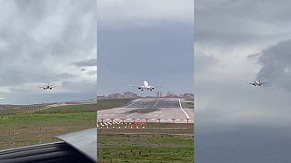 video Veľmi silný bočný vietor, pilot lietadla musel prerušiť pristávací manéver