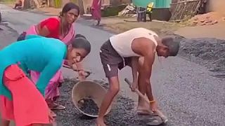 video V Indii ani čerstvý asfalt dlho nevydrží