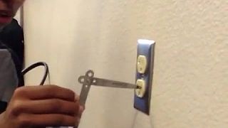 video Mozgonaut strčil do zásuvky nožnice, chcel okúsiť elektrošoky