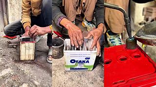 video Recyklácia starých olovených akumulátorov „na kolene“