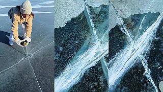 video Do praskliny v hrubom ľade naliala horúcu vodu z termosky