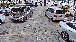 video Muž za pár sekúnd poškodil tri automobily, mal by dobrovoľne odovzdať vodičský