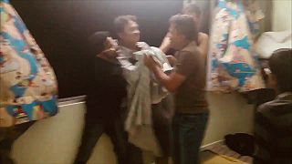 video Hodíme na neho deku a sfackujeme ho (WTF indická hra)