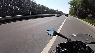 video Máš sledovať cestu pred sebou a nie kamošov naokolo (moto nehoda)
